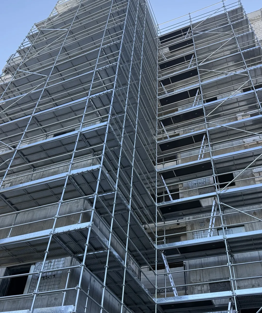 פיגום רינגלוק נוגה טק לחזית בניין מגורים