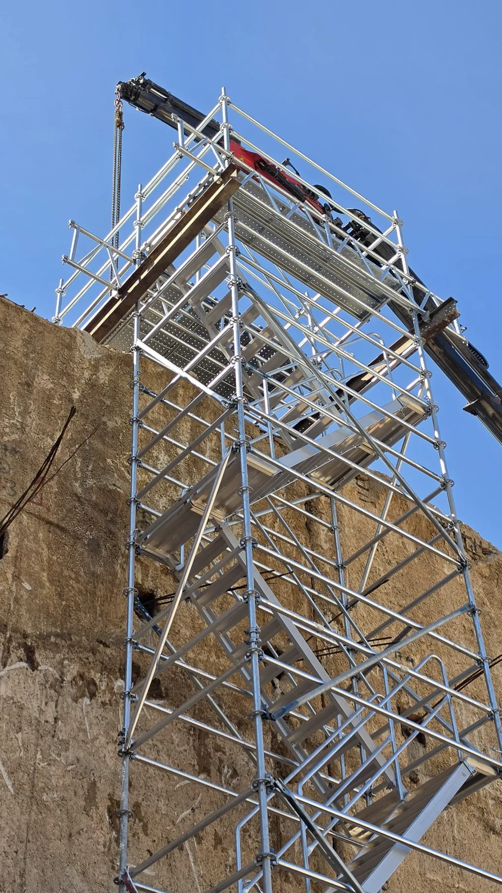 מגדל מדרגות רינגלוק נוגה טק עם גרמי מדרגות מאלומיניום